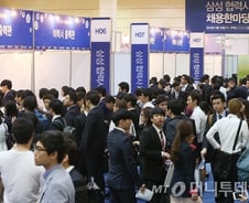 [현장+]삼성 협력사 채용박람회 가보니, 1만5천 구직행렬