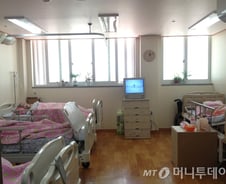 "요양원 창문에 창살 있는 이유는…"