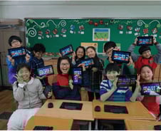 분필 긁는 소리 대신 '탭탭탭'…스마트러닝 大戰