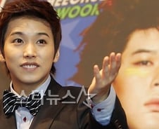 [단독]슈주 성민, 경찰홍보단 올해 지원포기..군입대 일단 연기   