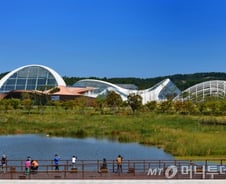 가족 손잡고 한바퀴 돌면 '세계일주'..새 명물 국립생태원