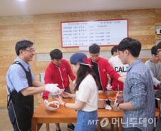 학생들 떡볶이 나눠주던 총장, 장관 내정되자…