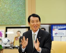 '국궁진력' 성세환 BS금융 회장, "잘된다고 자만심 안돼"