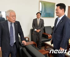 [사진][단독]김한길 공동대표 만나는 송영길 인천시장