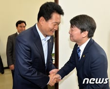 [사진][단독]손 잡은 안철수-송영길