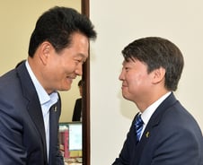 [사진][단독]안철수-송영길 '두손 꼭 잡고'