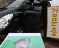 [단독] 검문 장병들 손에 쥔 탈영 임병장 사진보니