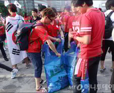 [사진]붉은악마, 쓰레기는 내 손으로 직접!