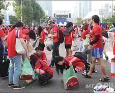 [사진]'청소하는 붉은 악마'