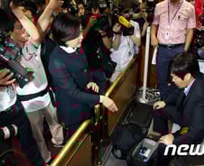 이병기 청문회, 국정원 직원 野의원 자료 촬영으로 파행(상보)