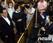 이병기 "정치관여 머리에서 지울 것"…국정원 직원 촬영 논란