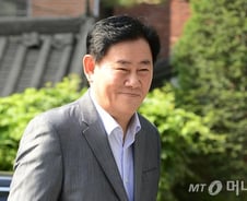 최경환 "법인세 최고세율 인상, 신중하게 검토해야"
