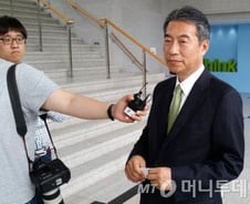 정종섭, 석연찮은 대외활동에 아파트 투기 의혹까지