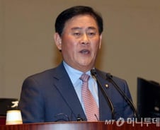 최경환 "경제상황만 보면 추경 필요"(상보)