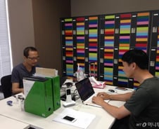 사무실 한 켠 책상 하나 "이 곳에서 재팬드림 시작되죠"