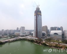 [르포]'뜨거운 감자' 잠실 롯데월드타워몰 현장에선…