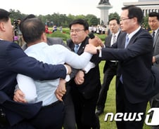 정의화, 제헌절 행사 도중 세월호 유가족 항의 받아