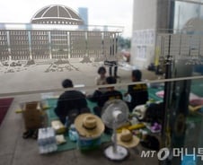 유족들 가슴 타는데...헛도는 국조특위·특별법