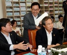 새정치聯 "배상·보상 제외, '진상규명'법 우선 통과시키자"