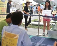 "저는 아저씨편입니다" 어느 여중생의 스케치북 고백