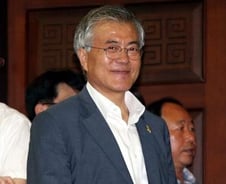 문재인 "유가족 동의 못하면 다시 머리 맞대는 게 도리"