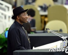 나이지리아 대통령, 에볼라 첫 사망자 "그 미치광이가…" 구설