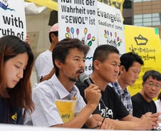 교황 방한 D-1, 세월호 유가족 경찰 대치 중 실신…2명 이송