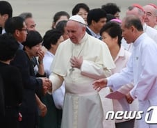프란치스코 교황, 세월호 유가족들 눈물 흘리자…