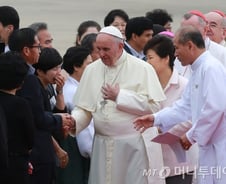 한 손 가슴에 얹은 교황, "아픔 깊이 간직하고 있습니다"