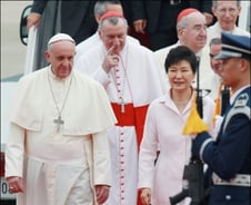 '예포 21발, 대통령 영접' 교황, 국빈급 예우