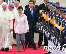朴대통령, 공항서 교황 영접…“한반도 평화·화해 시대 열리길” (종합)