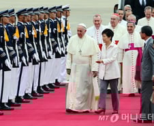 프란시스코 교황, 이례적 靑 공식 환영식
