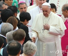 프란치스코, 세월호 가족 끌어안는다