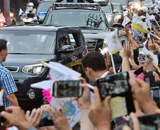 아기 이마에 뽀뽀 '쪽'…프란치스코 교황의 '따뜻한 행보'