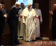 '가난한 자의 벗' 프란치스코 교황, 방한 이틀째 공식 일정