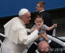 프란치스코 교황의 메시지 "물질주의 유혹에 맞서라"