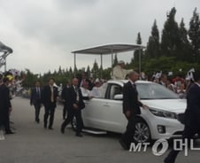 "하느님 아들이 오시는데 날씨도 반기나봐~" 교황 맞은 시민들 감격 '물결'
