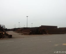 인천항에 산처럼 쌓인 녹슨 중국산 불량철강재의 '국적 세탁'