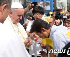 카퍼레이드 멈춘 교황의 김영오씨 위로 "준비된 것 아니다"