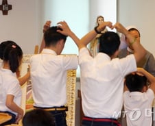 교황 '이모저모', 한글 트윗부터 아기 손가락 물리기까지…