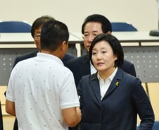세월호 유족 '재합의안' 공식 거부...박영선 '내상' 견뎌낼까