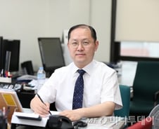 '을'이 된 고위직 금융당국자, 보험설계사 교재보며 열공? 