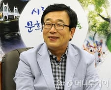 '파격 취임식'으로 관례·권위주의 깬 4선 의원 출신 