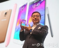 삼성 "아이폰·샤오미 도전 막아라" 맞불작전