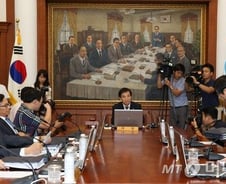 [단독]한은 금통위원 '골프 전관예우'…평일에도 '나이스샷'