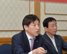 [단독]한은, 8년만의 '통안증권 상대매출'…정부 코드맞춘 시장개입