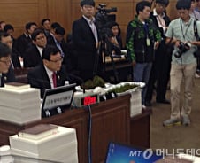 [현장중계]'이끼론'에 국감장 어리둥절…"제가 초선이라"