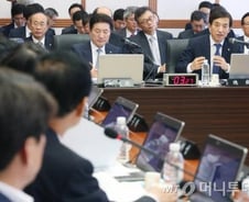 이주열 총재 "한은 독립성엔 정부협조 필요"(상보) 