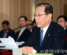 최경환 "교육감이 어린이 볼모 잡아" 발언에 野 반발