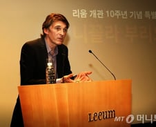 “예술가는 보물처럼 쓰레기를 뒤지는 고고학자입니다”